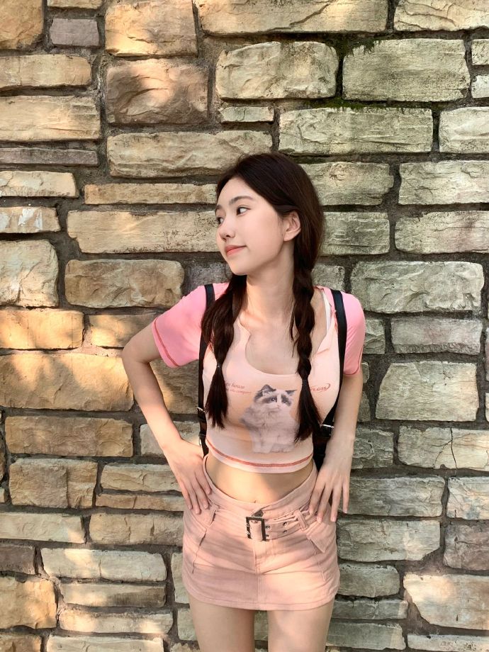 46岁女配演绎《这一秒过火》惊艳四座，张凌赫角色引热议
